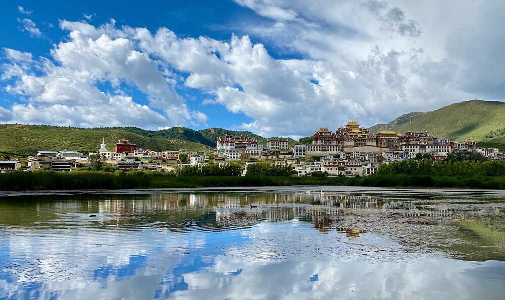 自驾游四川到稻城亚丁的终极攻略：收获美景与心灵的旅行