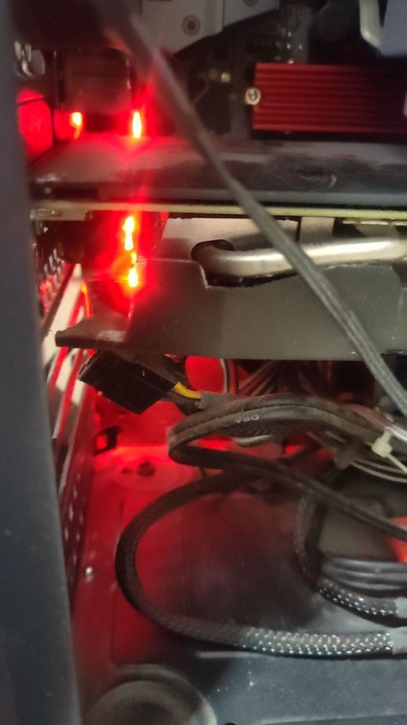 电脑主机红灯干嘛