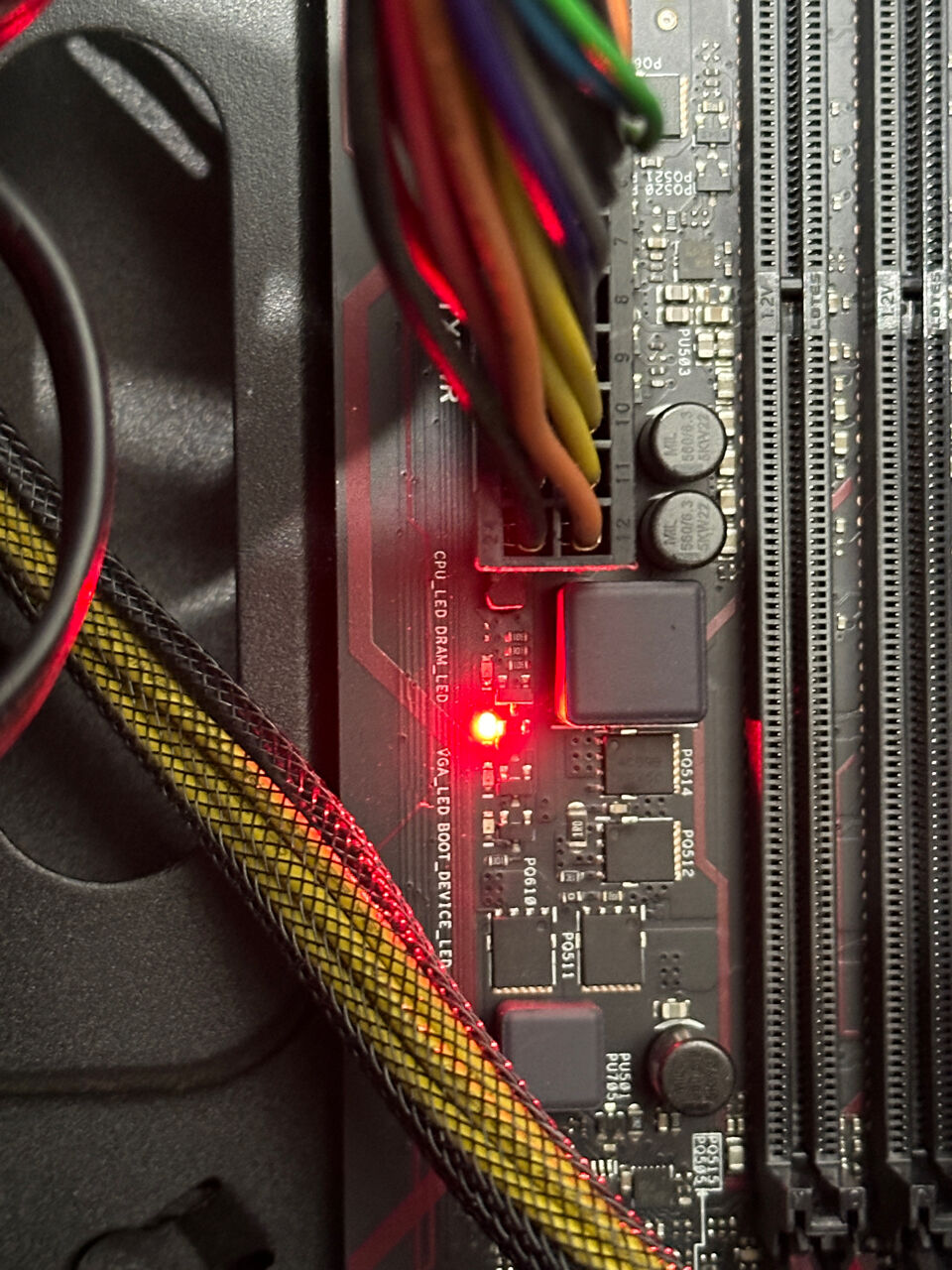 电脑主机红灯干嘛