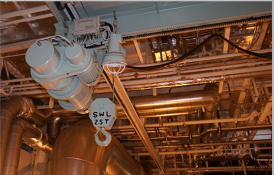 船厂主机整体吊装