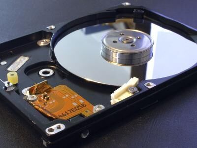 电脑主机里面的硬盘是什么样子的