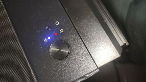 主机电源键旁边两个灯