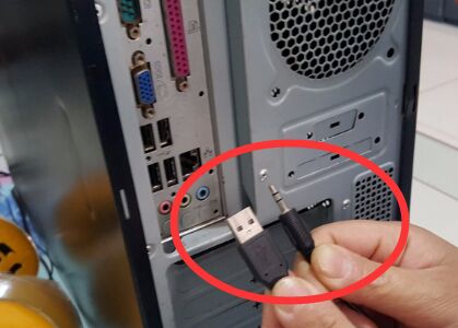 耳机因该插在主机的哪里