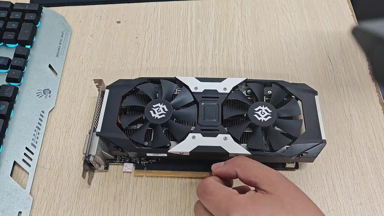 电脑主机里显卡上风扇怎么装