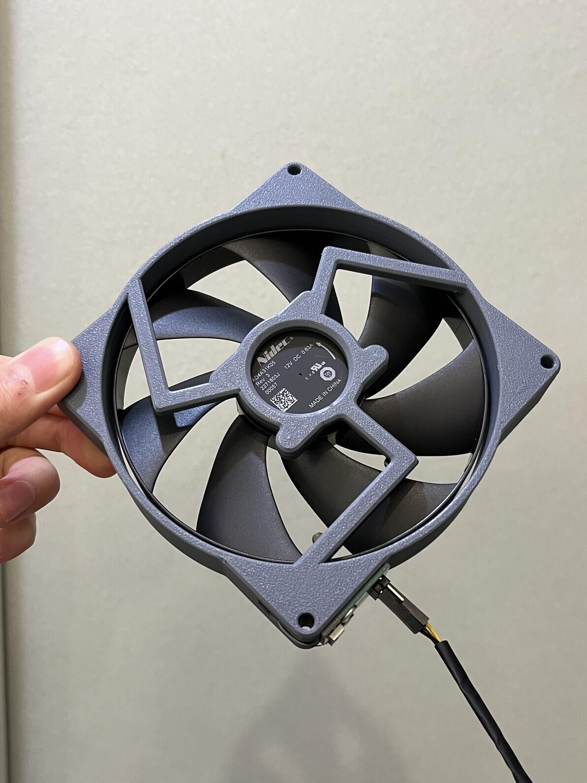 电脑主机里显卡上风扇怎么装