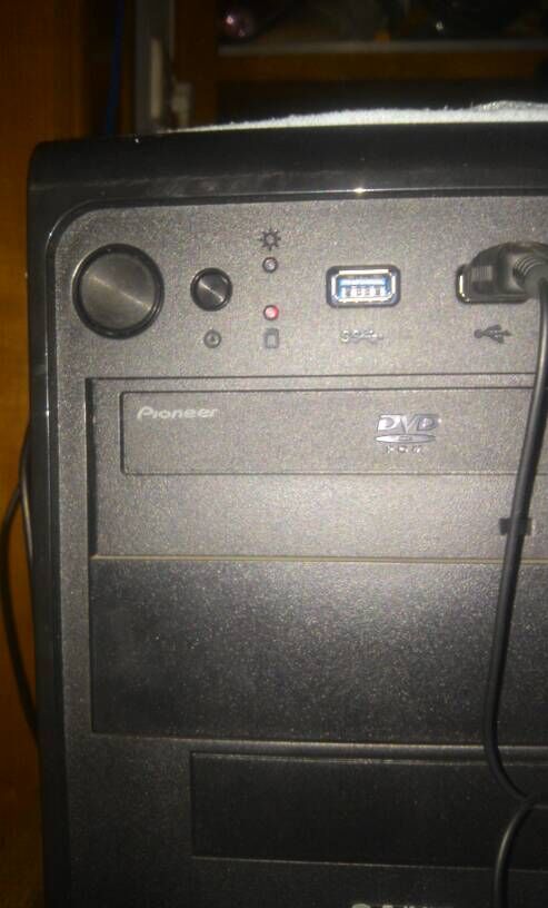 主机电源键旁边两个灯