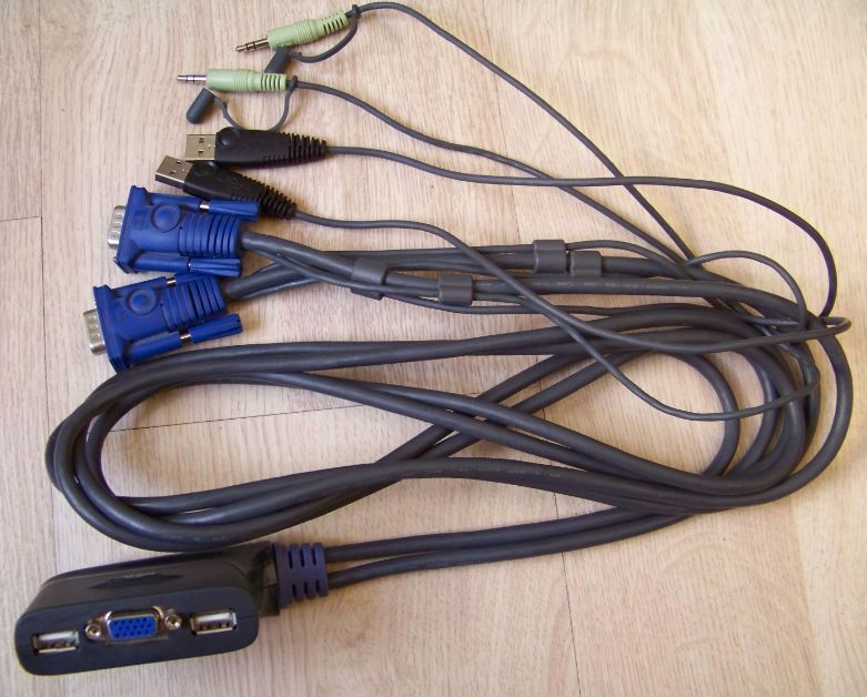 电脑连主机有几条线