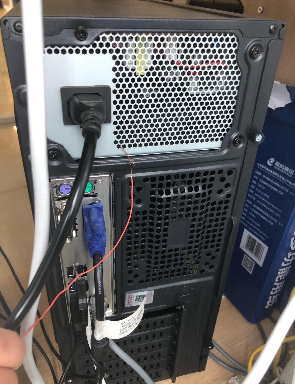 电脑主机显示屏连接线扭动