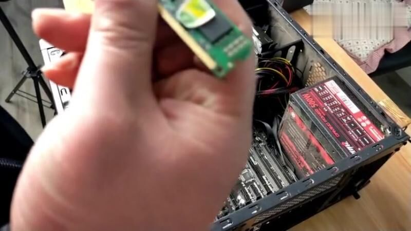 碰一下主机就关机了