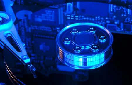 电脑主机的磁条在那