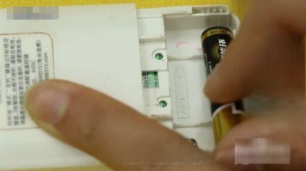 主机电池怎么分正负