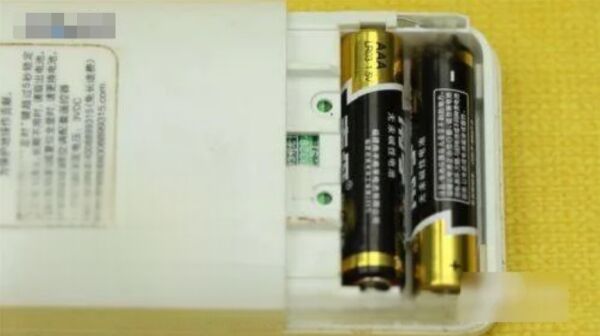 主机电池怎么分正负