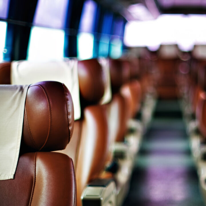 电脑主机放旅游大巴