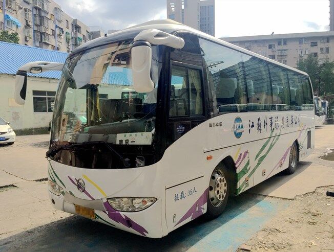 电脑主机放旅游大巴