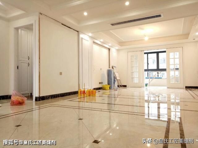 电脑主机旁边开缝了